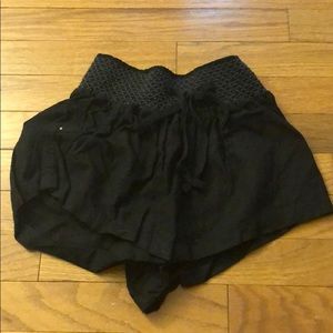 BLACK STRETCHY SHORTS